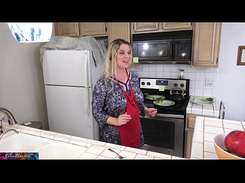 ❤️ Stepmom u munghje in cucina prima di a so data Porno à noi ☑
