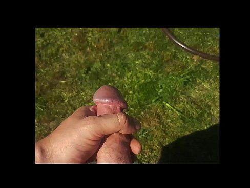 ❤️ Hottie si fa scopare a figa rosa è cums cun un squirt in un giardinu d'estate Porno à noi ☑