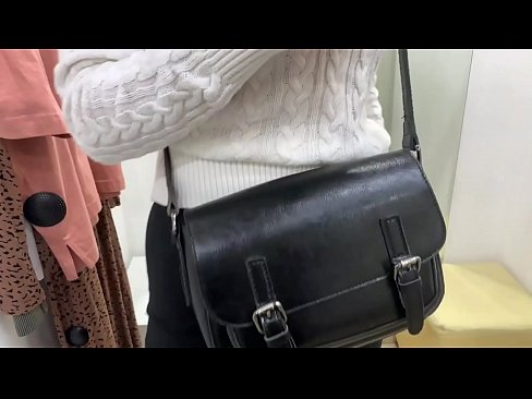 ❤️ Masturbazione publica di a ghjovana cagna FeralBerry cù un dildo in a sala di prove Porno à noi ☑