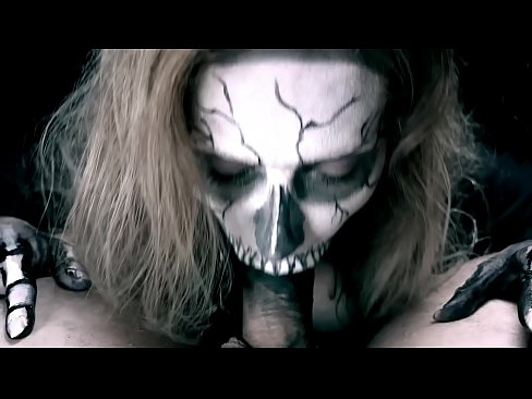 ❤️ Ragazza demonia chì succhia u cazzo cù a so bocca nera è ingoia cum. Porno à noi ☑